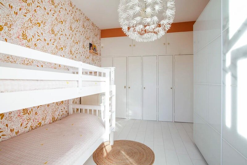 Kinderkamer stapelbed kleurrijk behang