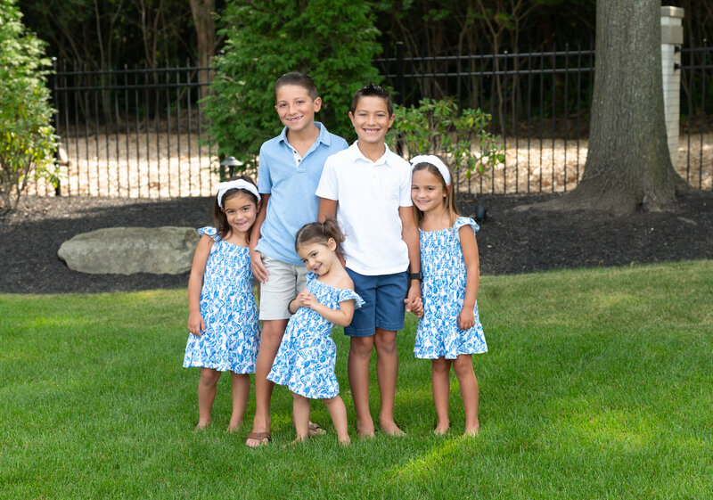 summer family photo session of 5 kids in light blue, white and denim