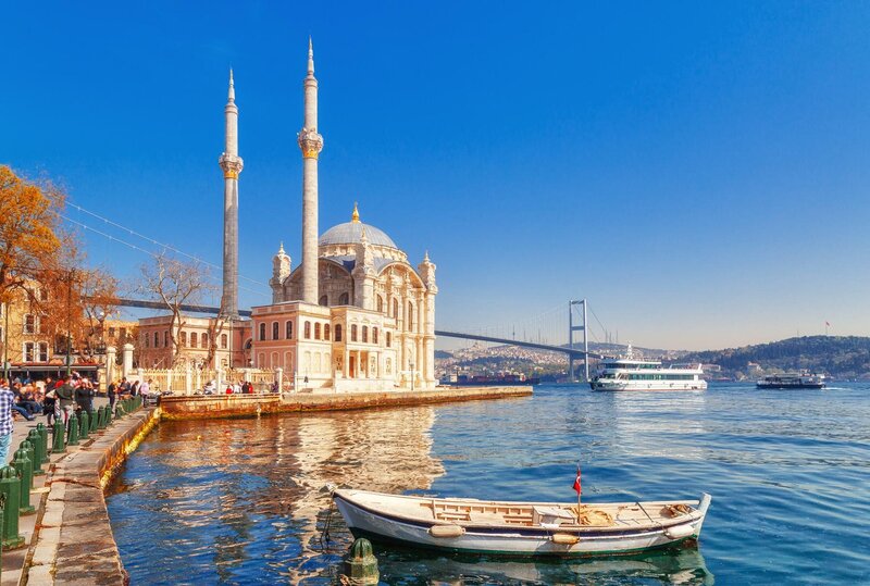 Ortaköy Mosque and Bosphorus Bridge in Istanbul, Turkey.