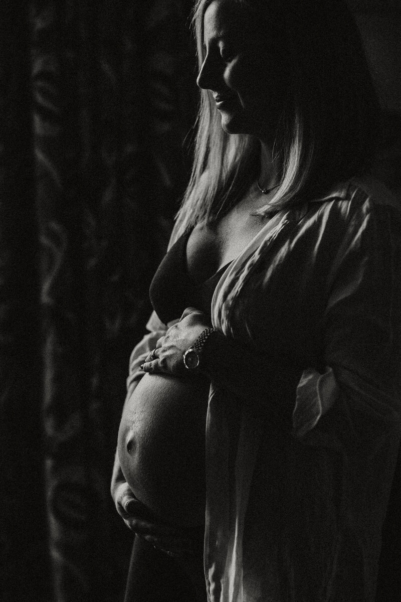 Black and white image of pregnant mum with dramatic lighting