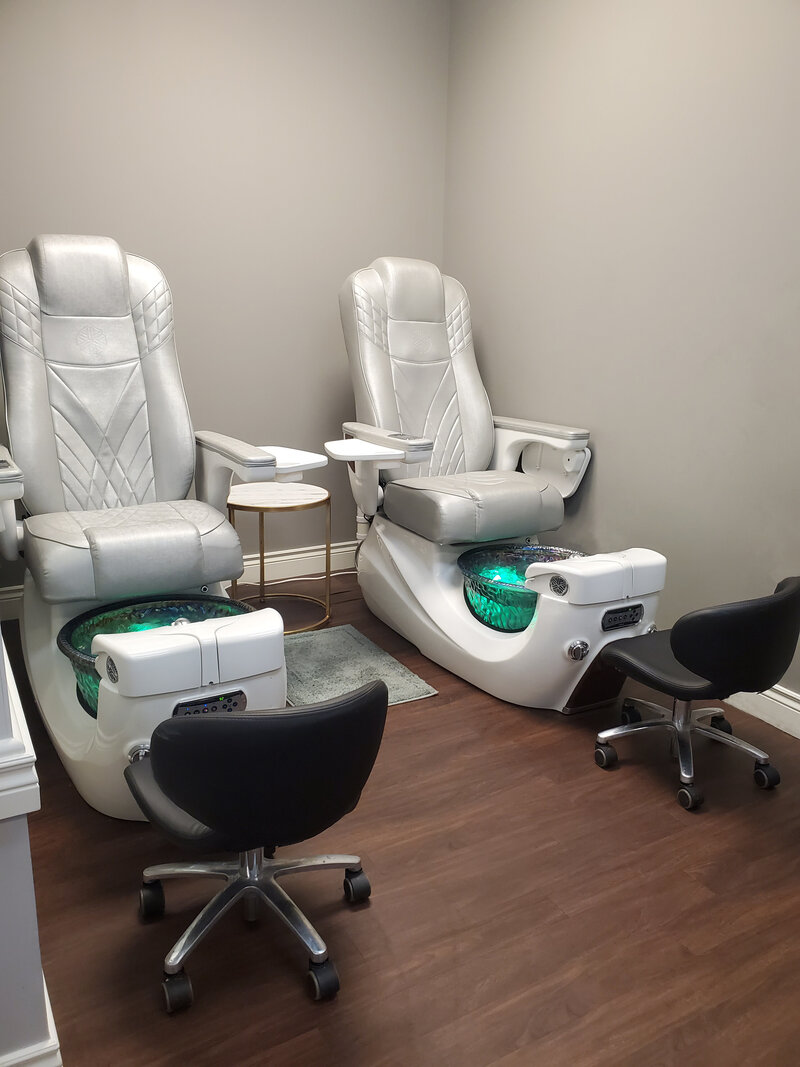 4 Pedicure chairs in the same room with rollers and whirlpool tub