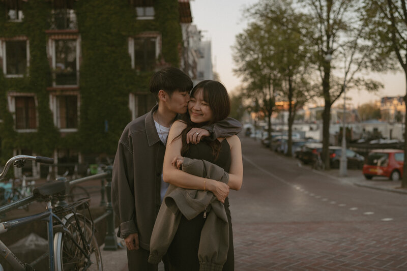 couple-photoshoot-jordaan-couple- photographer-amsterdam-inhosuecapture