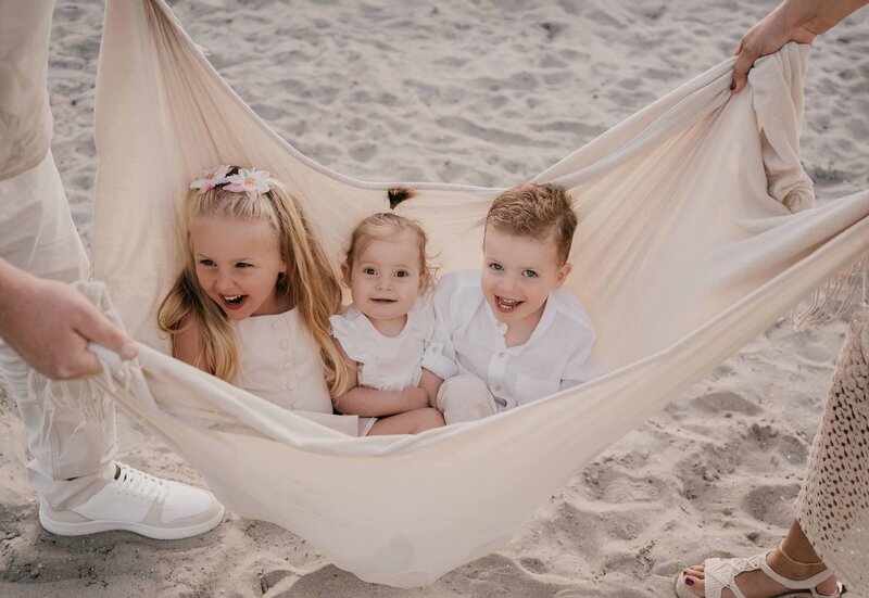 ngedwongen gezinsmoment met kinderen gefotografeerd door kinderfotograaf Leukfotografie – Amsterdam Noord"