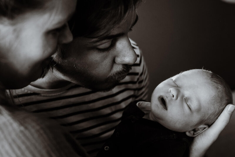 Newborn fotoshoot thuis met gezin Mascha Elzinga Fotografie