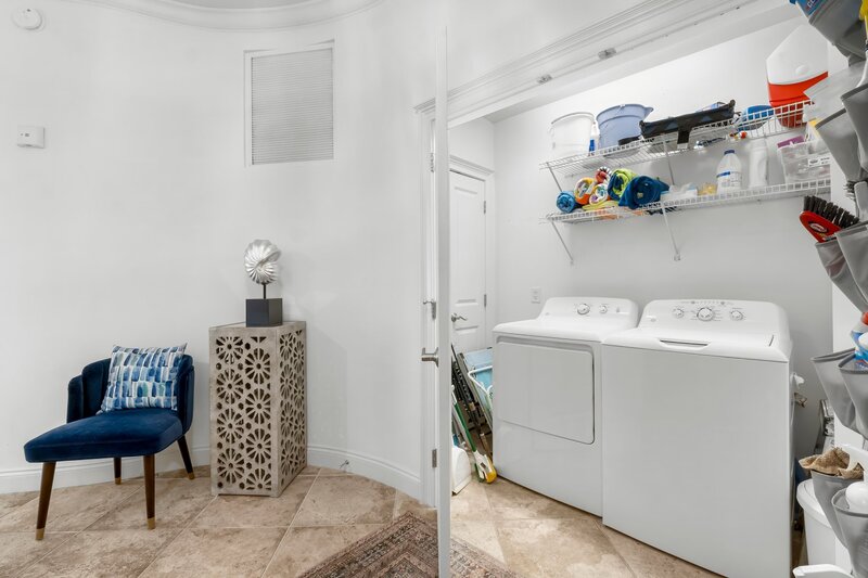 17-web-or-mls-118 Carillon Market St 102-24
