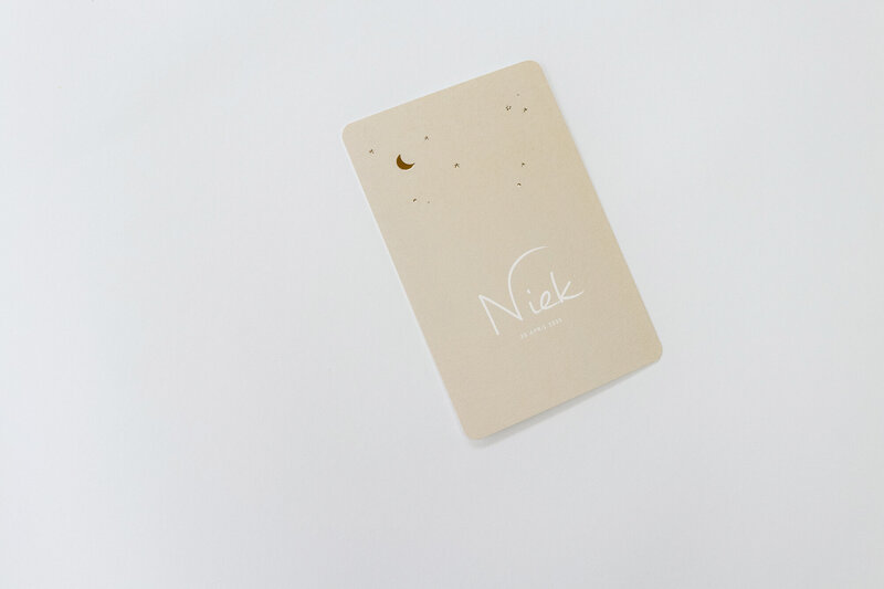 Extra-dik-geboortekaartje-beige-met-gouden-sterren-6