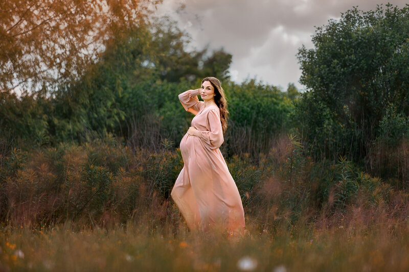 Beautiful maternity session outdoors.