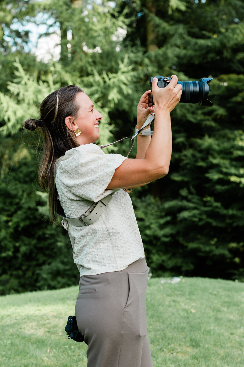 Fotografe Monica Stout, klaar om jullie mooiste momenten vast te leggen, actief in Sliedrecht en omgeving.