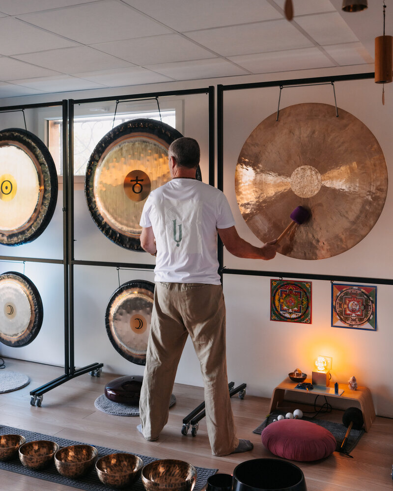 Lydéric joue des gongs