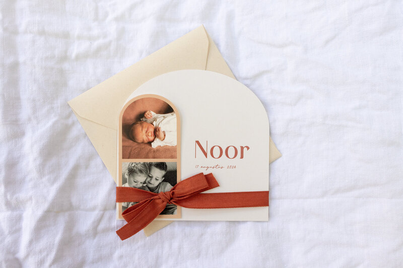 Halfrond-geboortekaartje-Noor-met-letterpress-en-strik-7