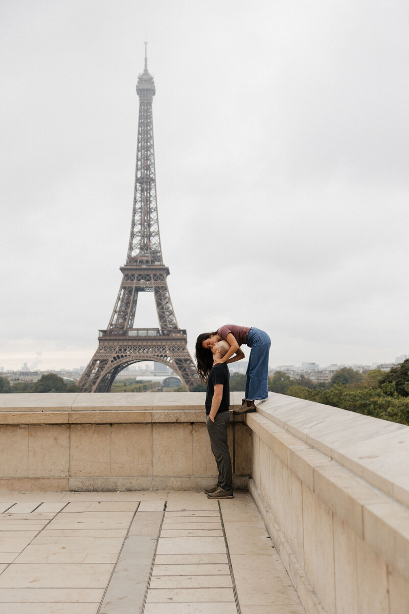Paris couples photos, Eiffel tower couple, Eiffel Tower Photoshoot , Paris Wedding Photographer
