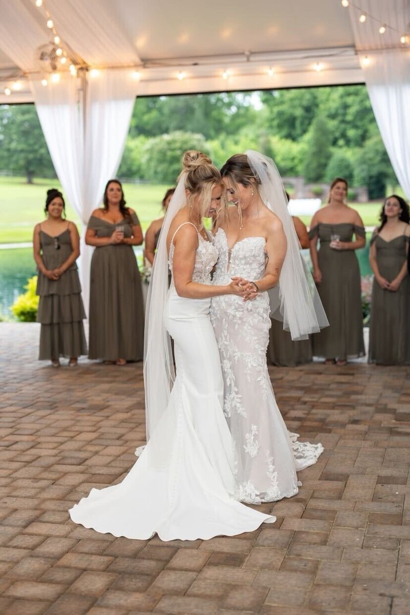 Raleigh wedding couple first dance