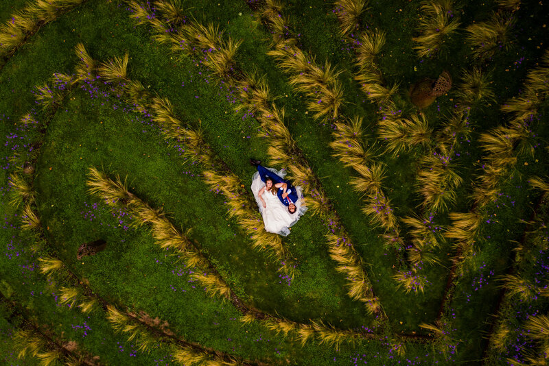 Liggend bruidspaar van bovenaf gefotografeerd