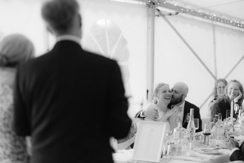 Dokumentaarinen valokuva hääohjelmastaPhotograph of the wedding  reception  of an international wedding  in Finland by photographer Hannika Gabrielsson