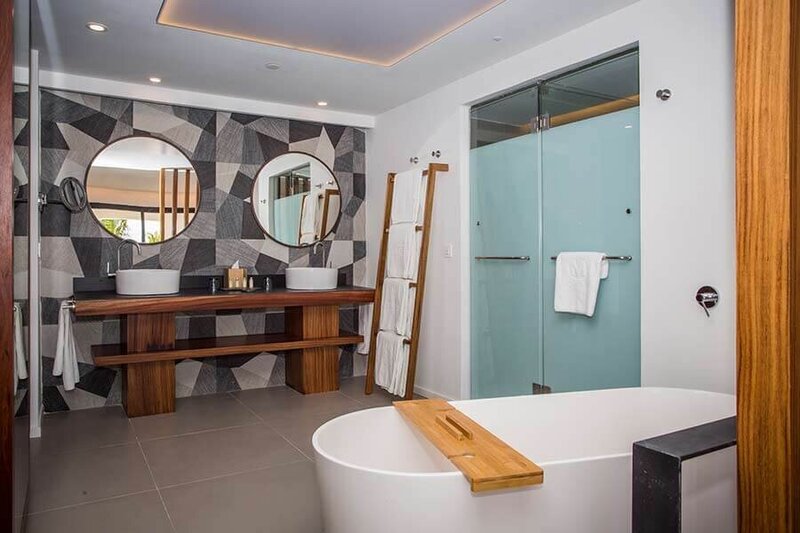 MECM_Elegance-Club-Swim-Up-Suite_Bathroom-majestic-resorts