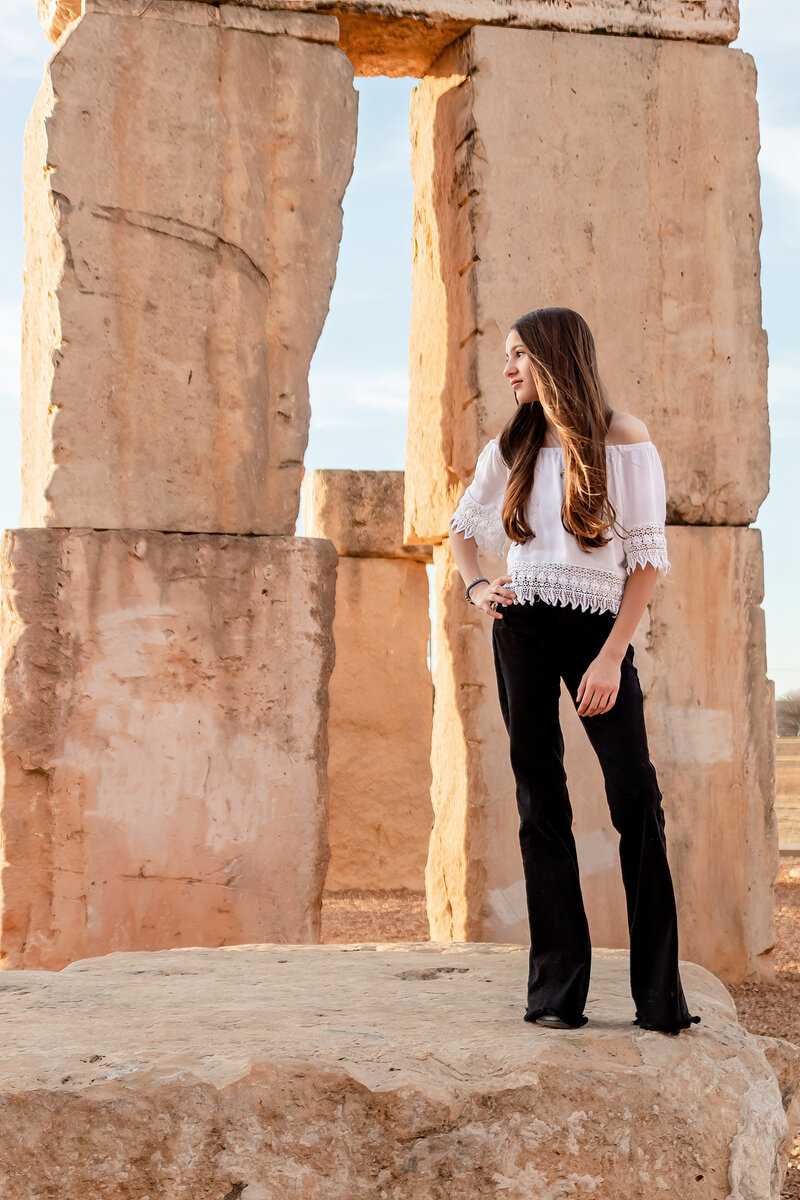 photographer for teen girl at the stonehenge in Odessa Texas