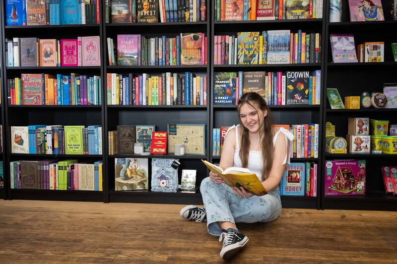 BlackCatBookstoreSeniorPhotosMedinaPositivelyPortraits-2