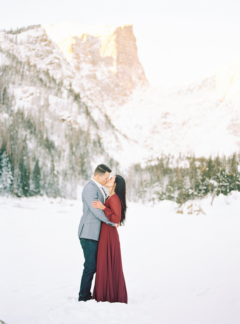 Rocky-Mountain-National-Park-Winter-Engagement-Taylor-Nicole-Photography-1