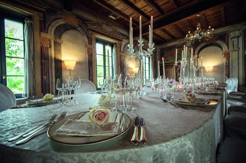 Luxury and opulent wedding table setting - Lavishly adorned - Details luxury of the wedding - Location Luxury