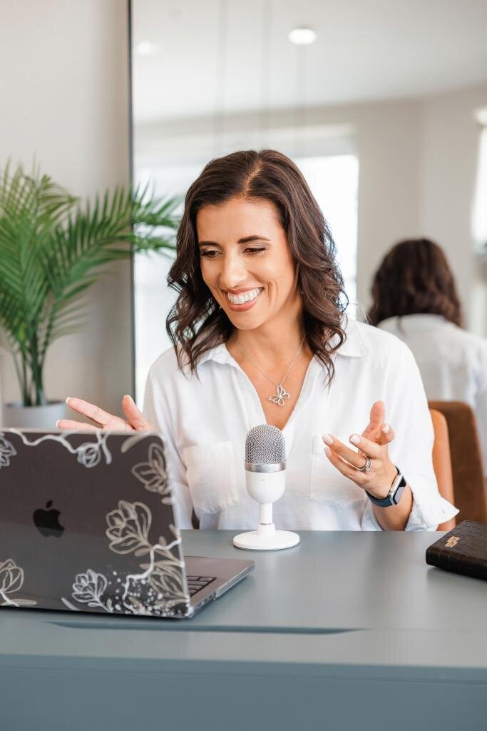 Jo, the founder of Branding by Jo sitting behind a desk coaching branding on a virtual meeting.