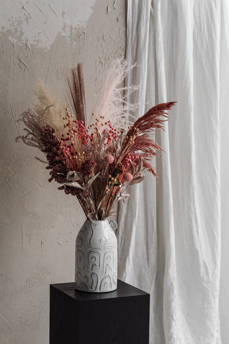 kaboompics_the-delicate-beauty-of-dried-pink-flax-dried-and-preserved-flowers-home-interior-decor-33422