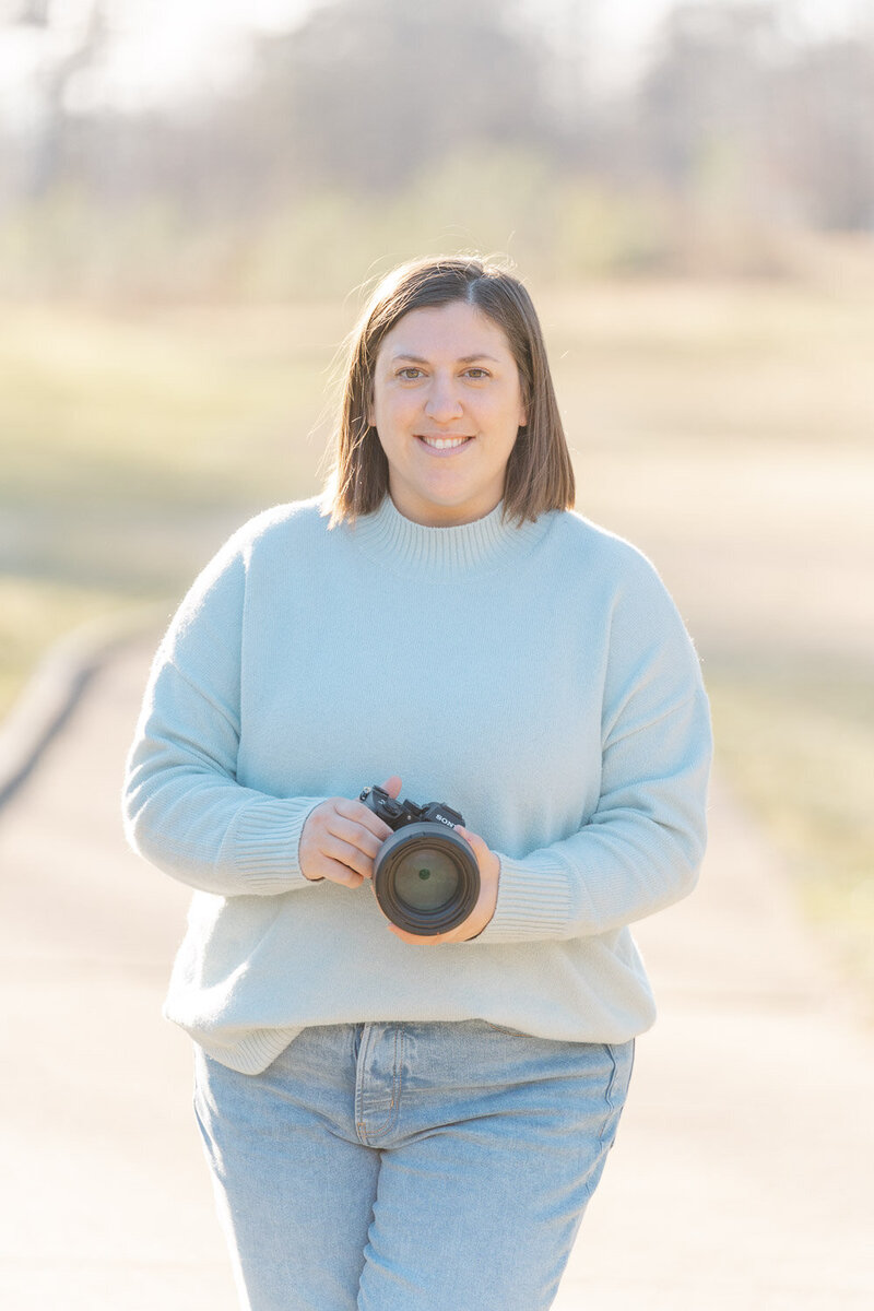 Kiah, an associate Virginia maternity photographer
