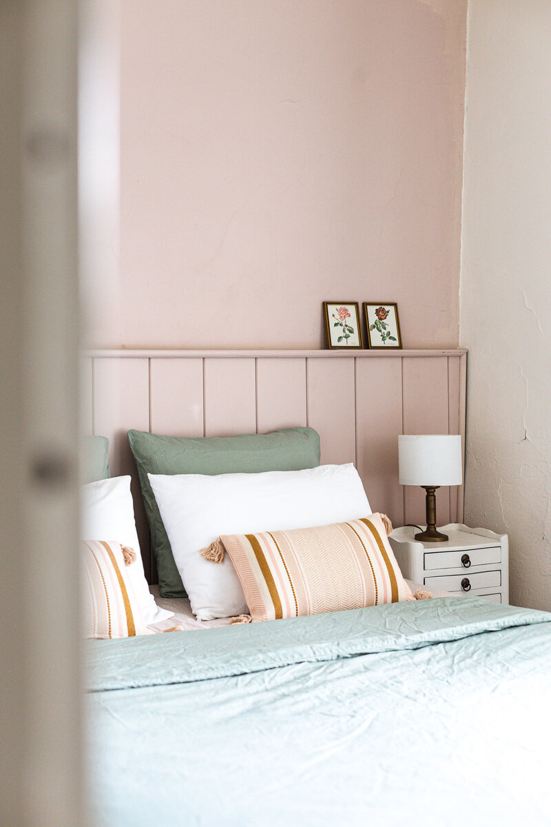 Gezellige slaapkamer met comfortabel bed La Fermette du Merle, een charmante vakantiewoning in de Bourgogne