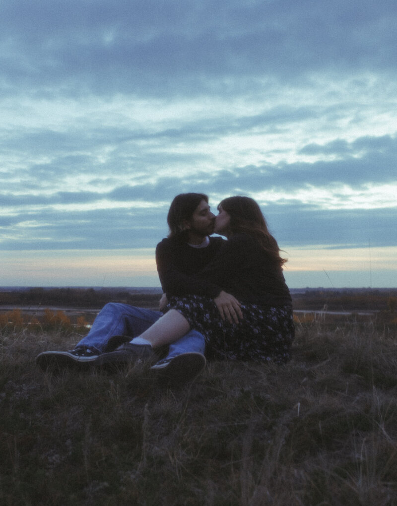 Couples_Session_Saskatoon_Cranberry_Flats_KaylaCassidyPhotography-55