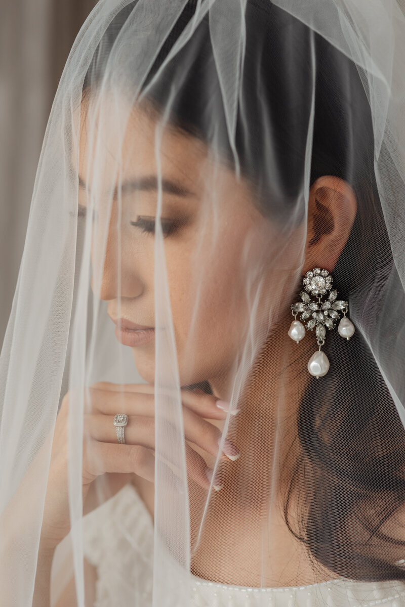 kaboompics_wedding-bride-earring-jewelry-portrait-veil-29758