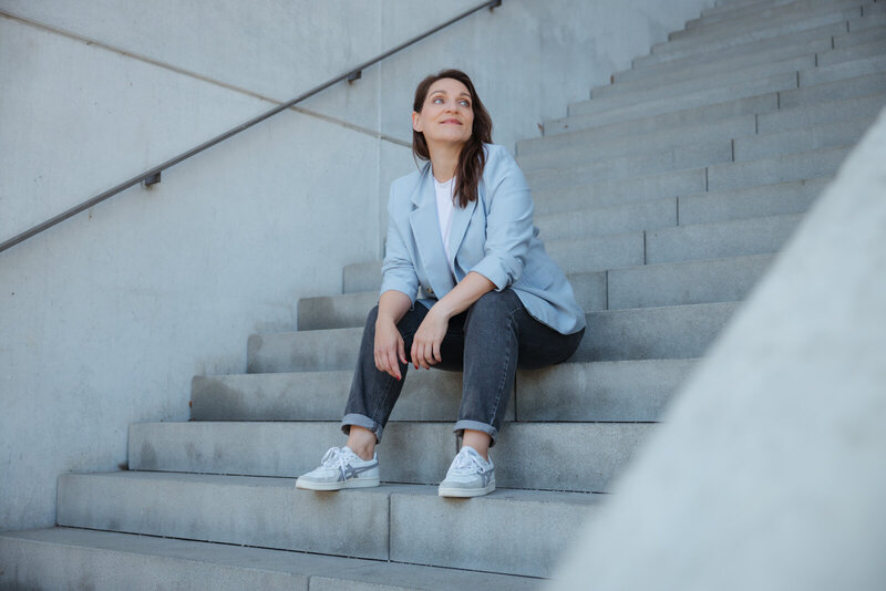 Stephanie Bretz – nachdenklicher Moment von Studio bretz, Branding und Design mit Haltung.