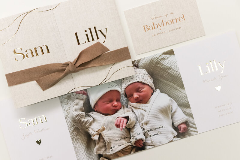 Tweeluik-linnenlook-geboortekaartje-tweeling-sam-lilly-en-goudfolie