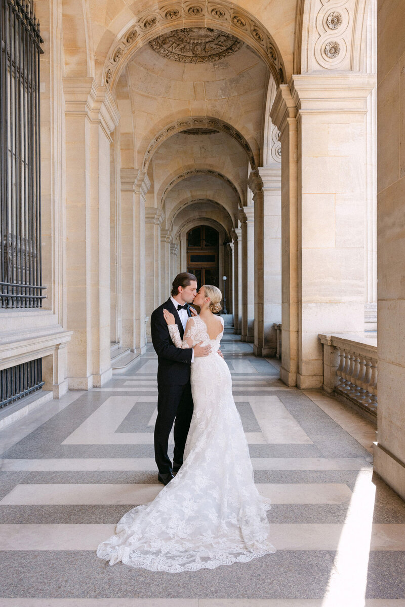 Iconic image of couple kissing outside Louvre Museum in Paris.