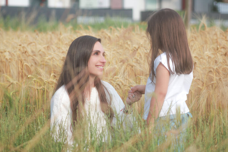 Emiliana y Mamá riendo