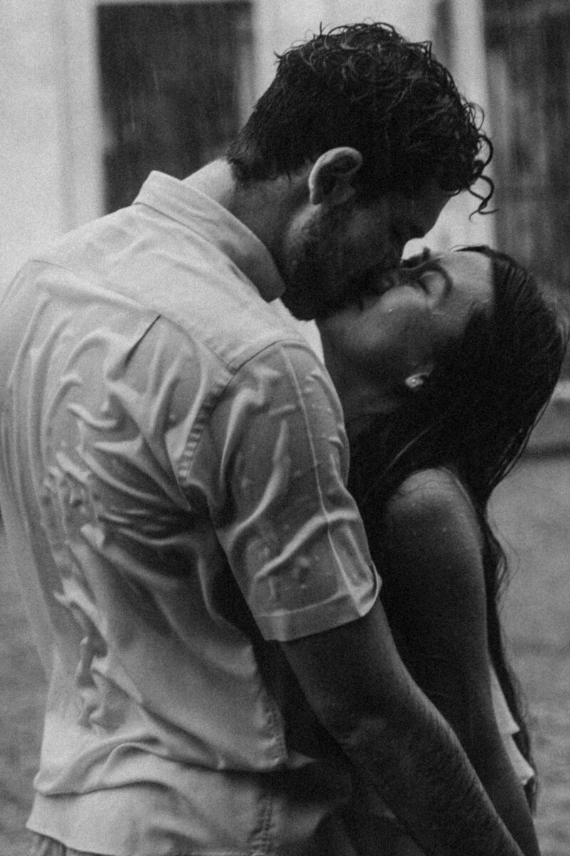 free-photo-of-young-man-and-woman-kissing-in-black-and-white