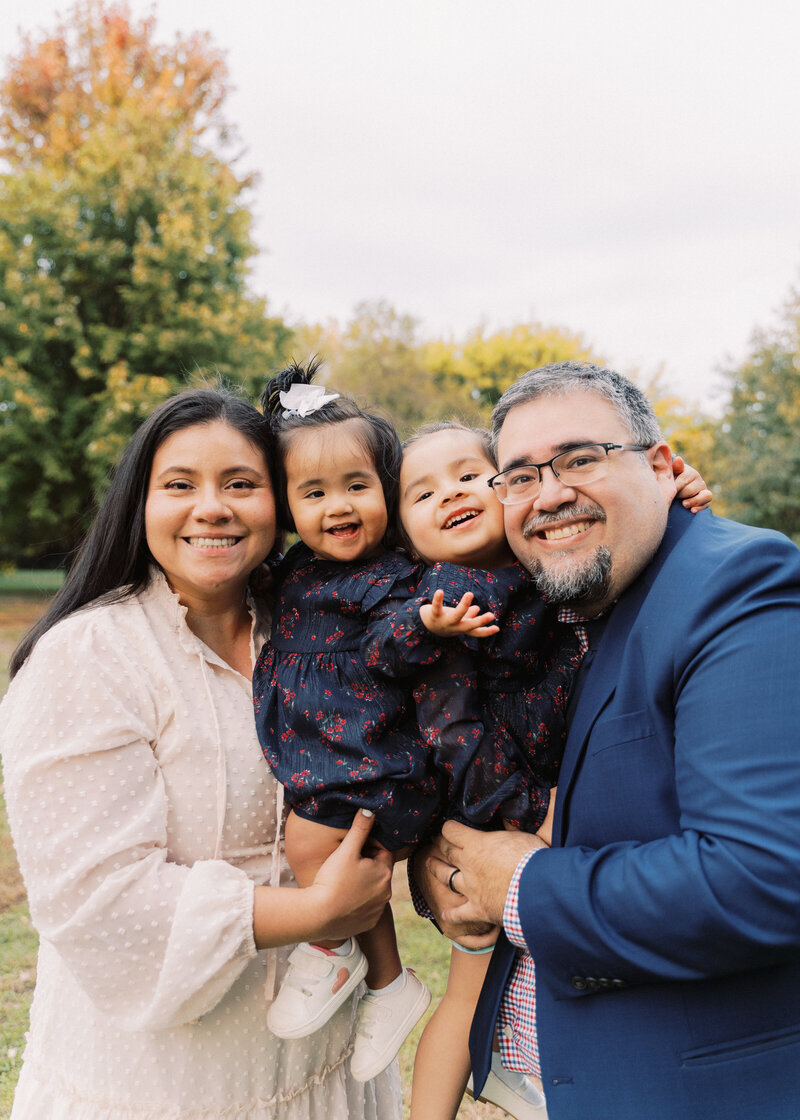 spring family photos at lilacia park in lombard IL