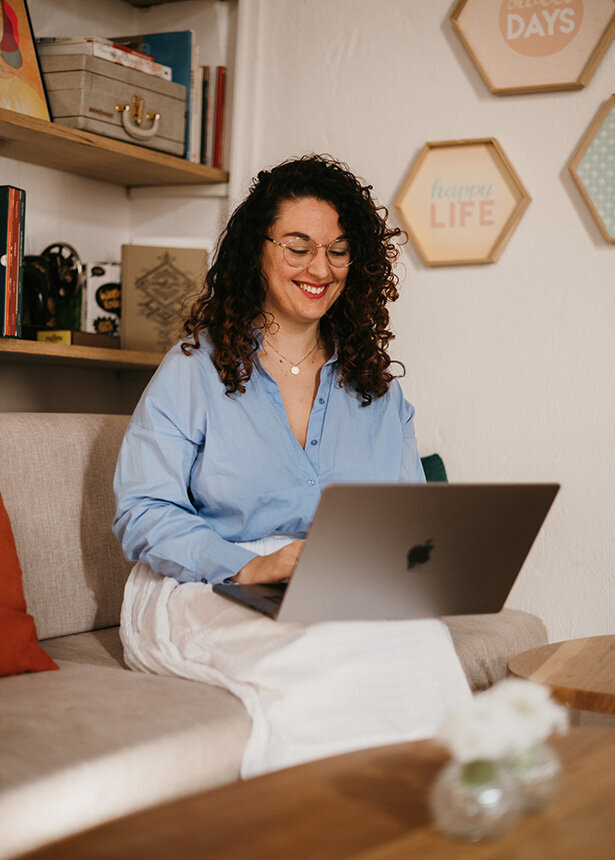 Alexiane, fondatrice de Sagittae Design travaille sur un site internet