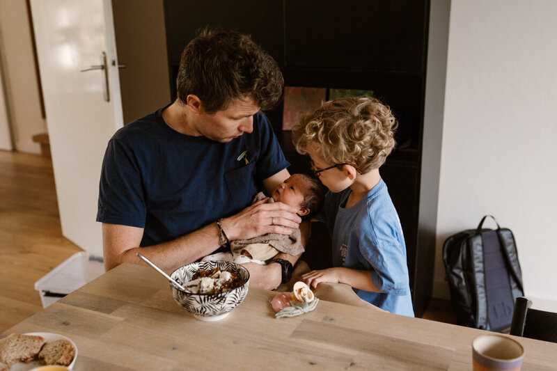 Grote zus met baby zusje