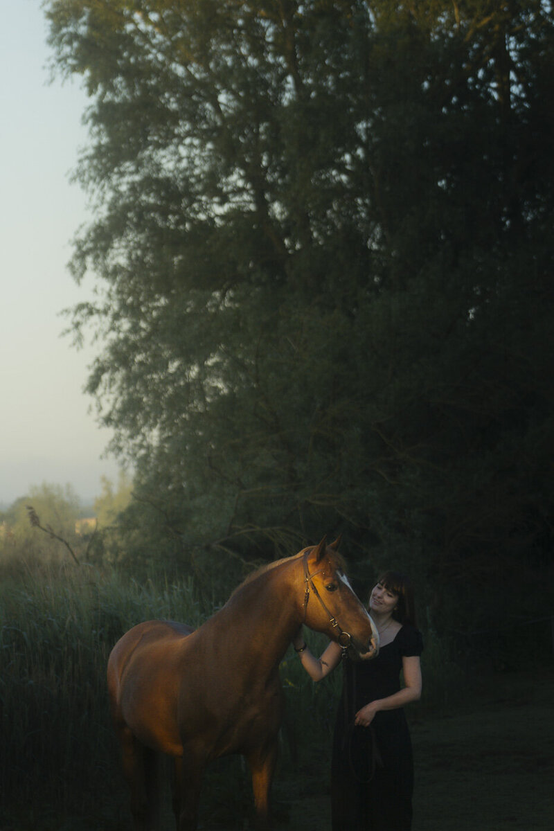 Cinematische paardenfotografie met aandacht voor de unieke connectie tussen paard en ruiter.