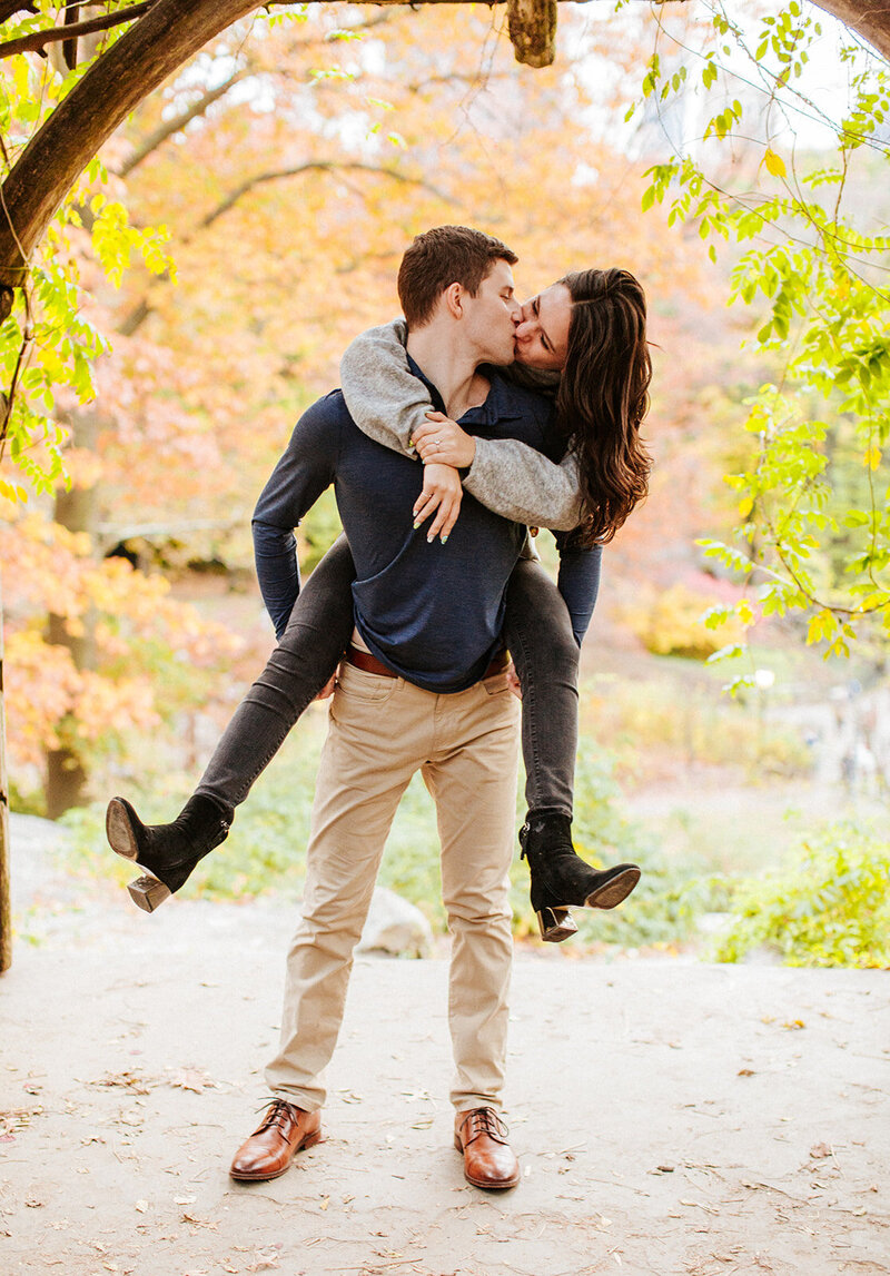 piggy back couple kissing