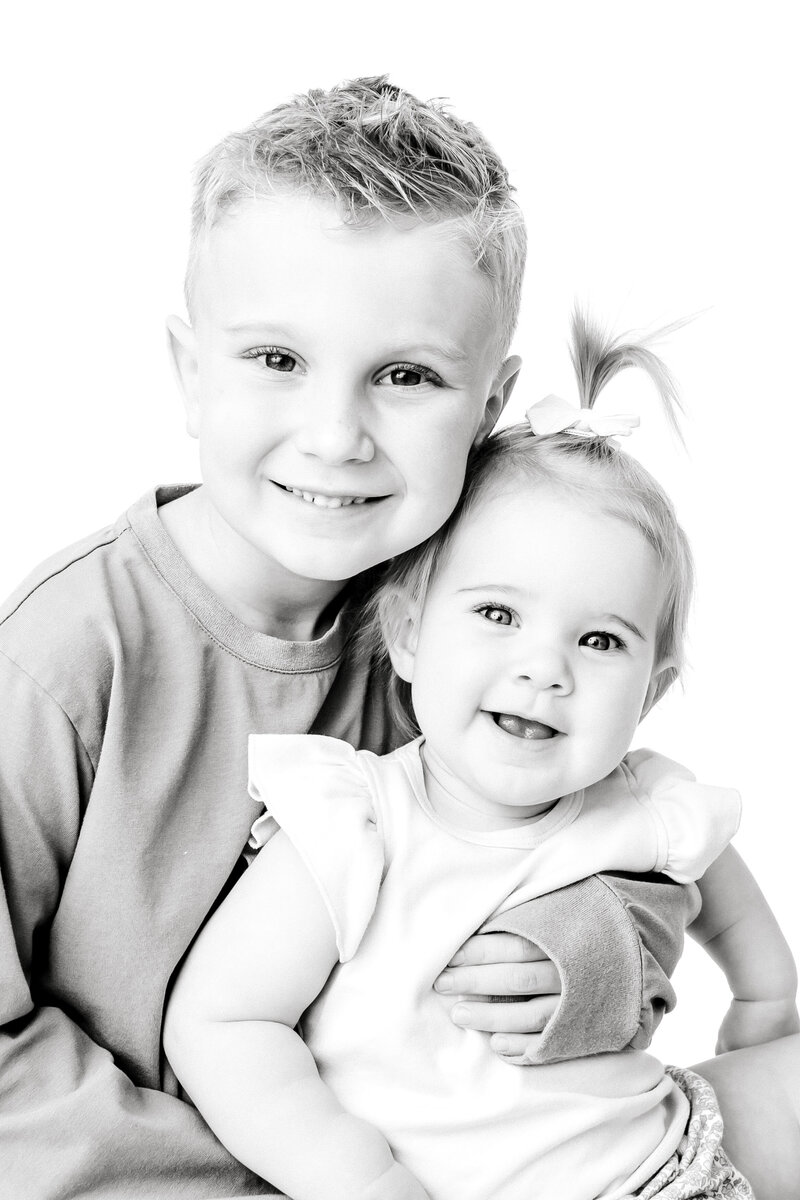 playful-childhood-portrait-blackandwhite-whiletheyarelittle-030