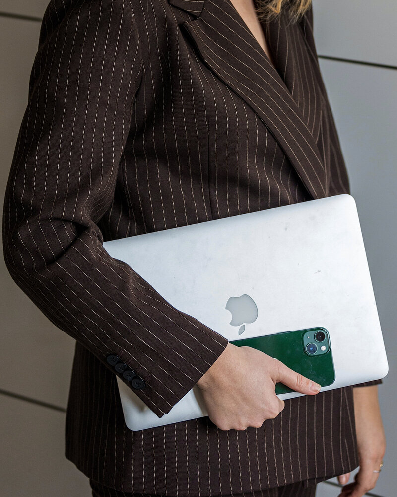 sfeerbeeld van Juma Marketing vasthouden laptop en telefoon