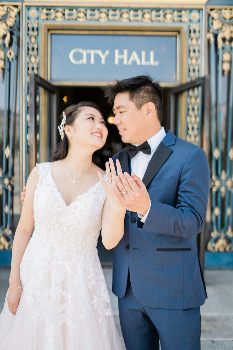 san francisco city hall wedding photographer takes romantic photos