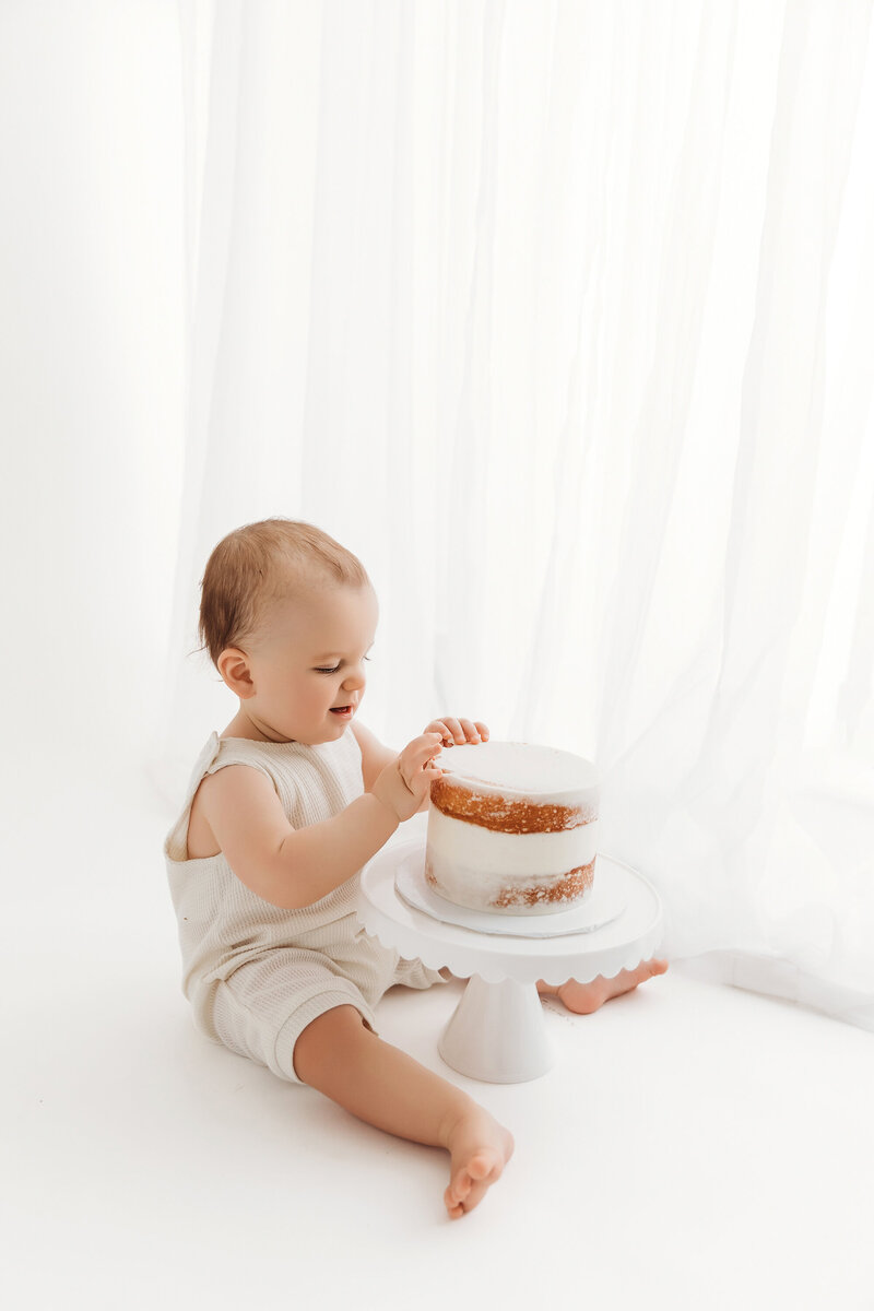 baby posing for cake smash portraits