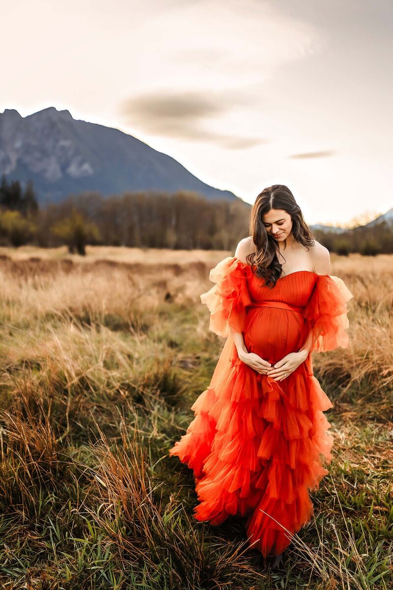 Stand out with a radiant maternity photo session in the wild, open fields of the PNW. Everest Portraits captures the bold spirit of expecting mothers framed by breathtaking natural vistas.