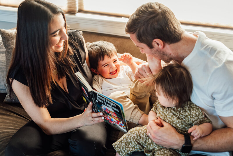 Jenna-brown-photography-boston-family-inhome_photoshoot_reading_books