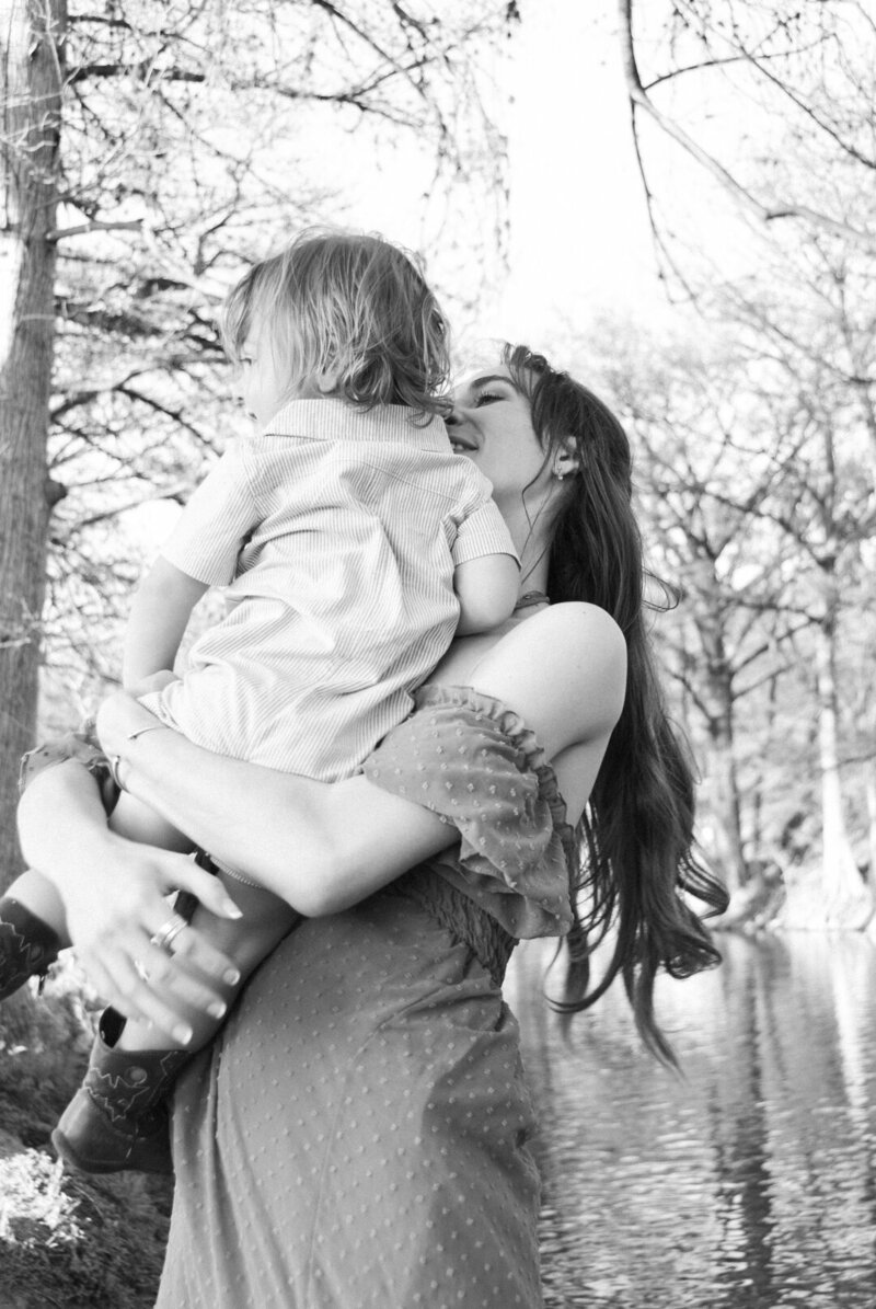 Motherhood Photo Poses New Braunfels Texas