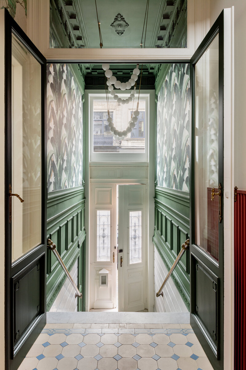 Entrance with glass wall and in designer lamp