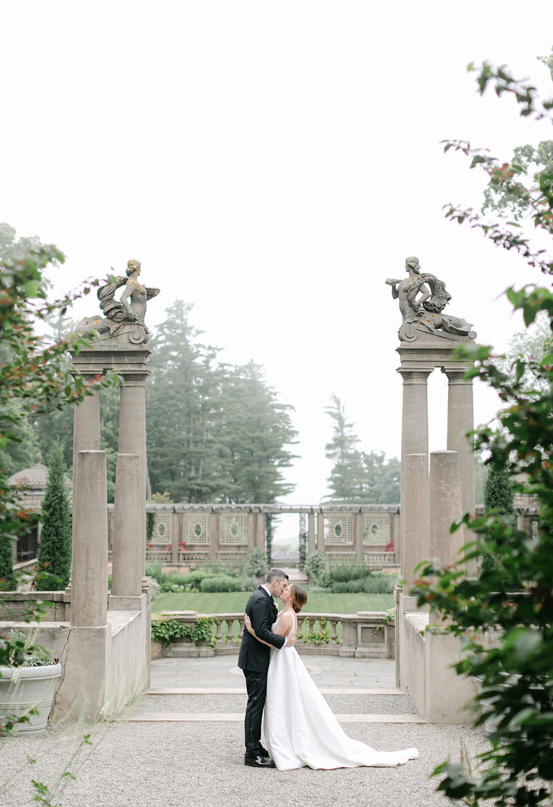 couple-italian-garden-crane-estate