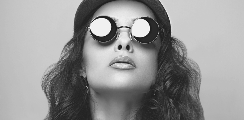 CollegeOfStyle_WomanFashionImage_Sunglasses_LipstickPerch