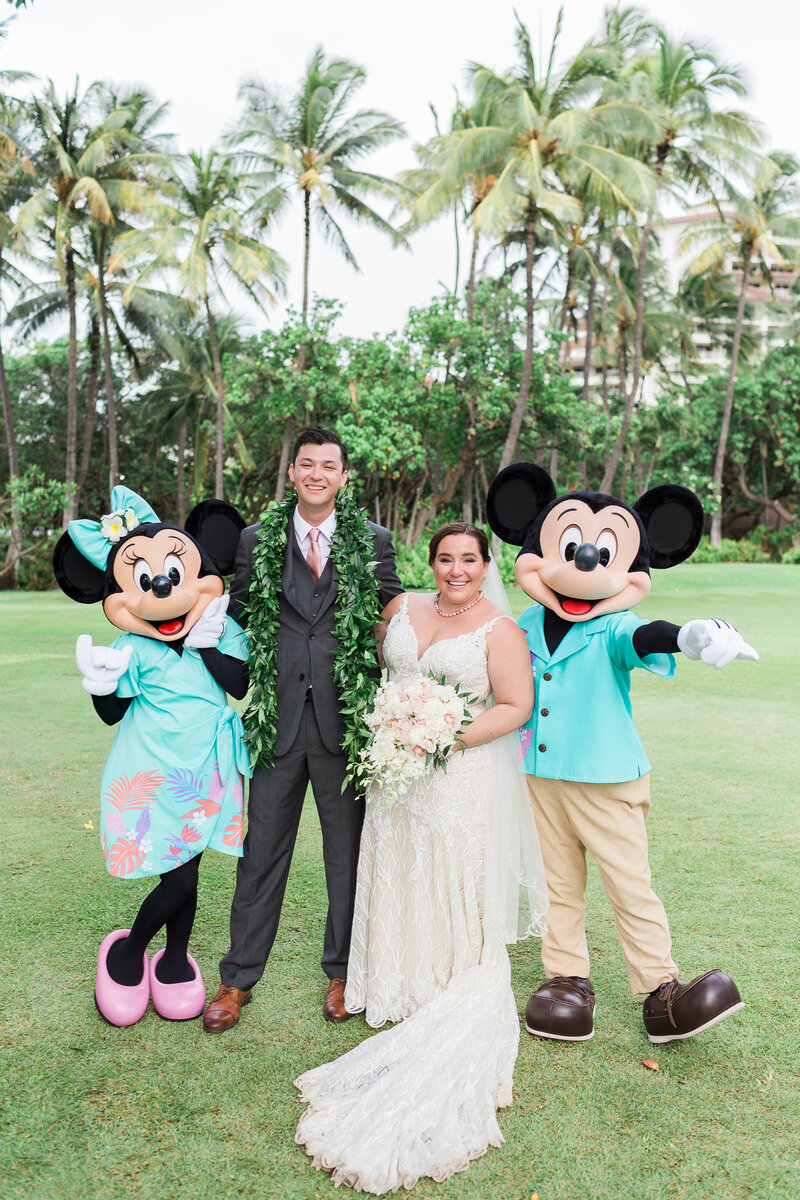 Bride and groom with Minnie and Mickey mouse